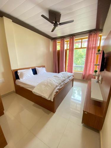 Ένα ή περισσότερα κρεβάτια σε δωμάτιο στο Geetanjali homestay