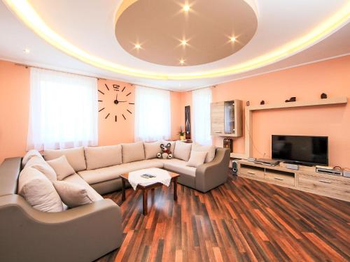 een woonkamer met een bank en een tv bij Apartment Beige by Interhome in Balatonszemes