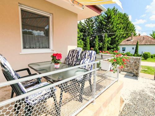 een balkon met stoelen en een tafel op een huis bij Apartment Beige by Interhome in Balatonszemes