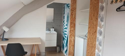 Ce petit appartement comprend un bureau et une cuisine. dans l'établissement La Phalecque, à Lille