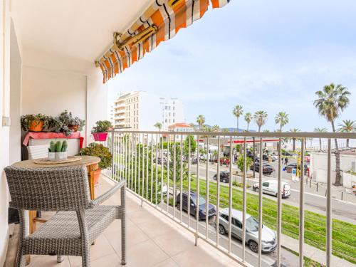 d'un balcon avec une table et des chaises offrant une vue sur la ville. dans l'établissement Apartment Le Carina by Interhome, à Nice