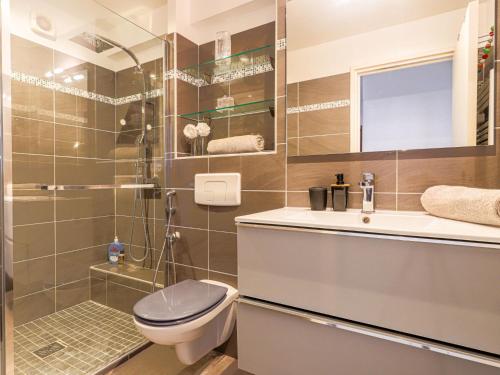 une salle de bain avec toilettes, lavabo et douche dans l'établissement Apartment Le Carina by Interhome, à Nice