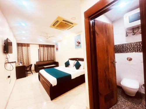 una camera d'albergo con letto e bagno di Hotel Lagoona and Banquet Hall a Nuova Delhi