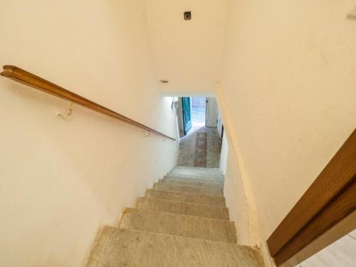 a staircase in a house with a stair case at Ventu de Ma in Vernazza