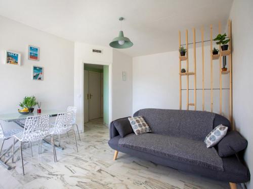 un salon avec un canapé et une table dans l'établissement Studio le ponant by Interhome, à Saint-Laurent-du-Var