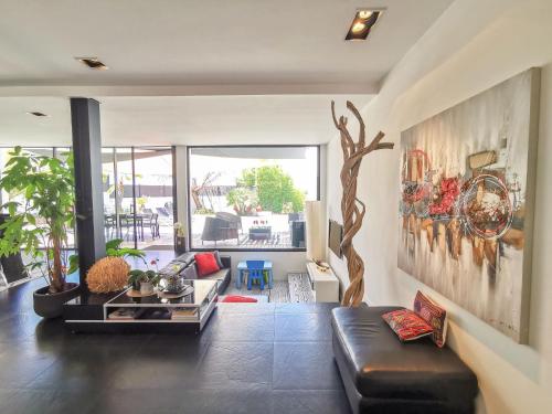 un salon avec un canapé et une table dans l'établissement Villa Les Oliviers by Interhome, à Nice