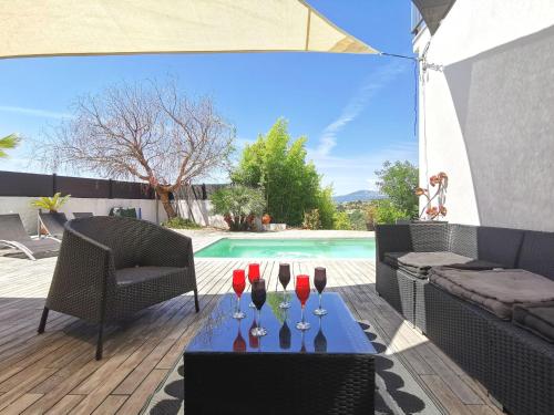 - une table avec des verres de vin sur la terrasse dans l'établissement Villa Les Oliviers by Interhome, à Nice