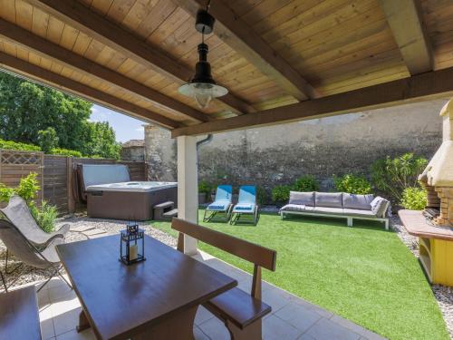 un patio con tavolo, sedie e griglia di Holiday Home Ana by Interhome a Rovinjsko Selo