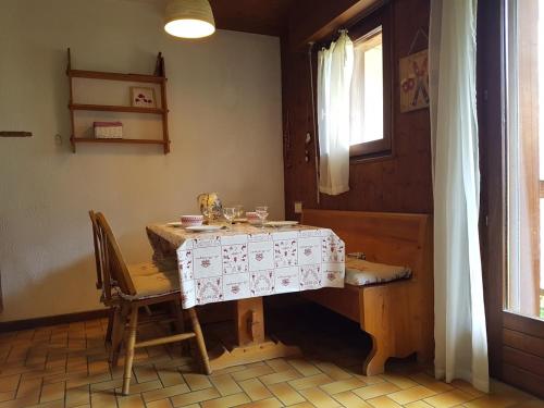 une salle à manger avec une table et une fenêtre dans l'établissement Perle des Alpes, à Saint-Gervais-les-Bains