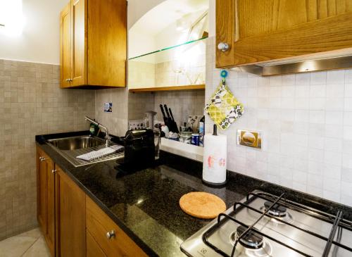 a kitchen with a stove and a counter top at Ventu de Ma in Vernazza