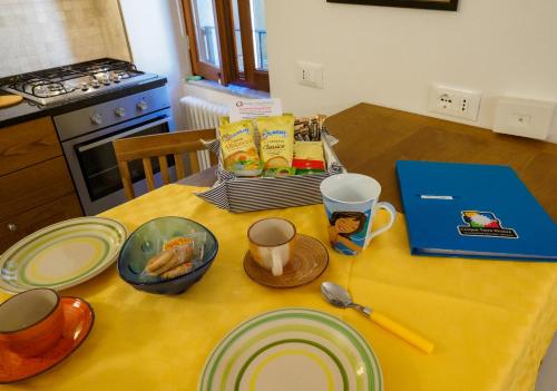 a table with plates and cups on top of it at Ventu de Ma in Vernazza