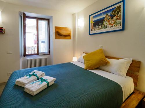 a bedroom with a bed with two towels on it at Ventu de Ma in Vernazza