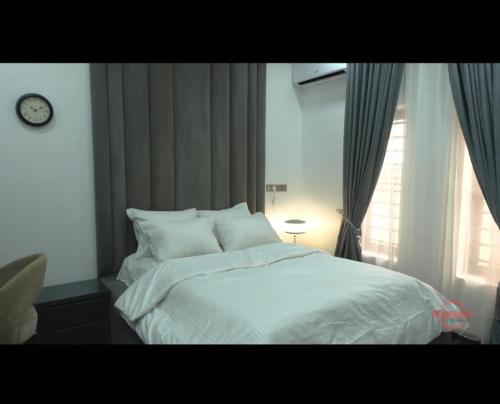 a bedroom with a white bed and a window at Stopover apartments in Galadima