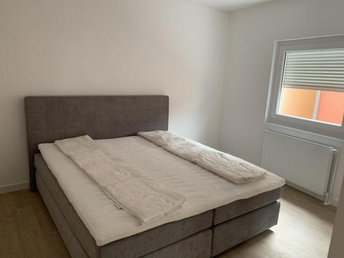 - un lit dans une chambre à côté d'une fenêtre dans l'établissement Haus seaZEIT, Meersicht, à Warnemünde