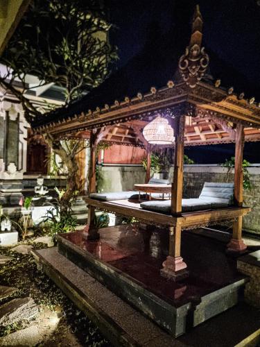 a small pavilion in a garden at night at Villa SARY AKAR in Payangan