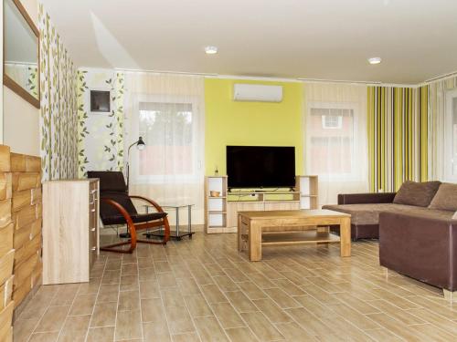 Μια τηλεόραση ή/και κέντρο ψυχαγωγίας στο Holiday Home Gemini 1 by Interhome