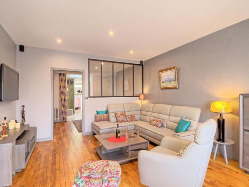 un salon avec un canapé et une table dans l'établissement Holiday Home La belle étape by Interhome, à Cherrueix