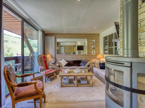 un salon avec un canapé et une table dans l'établissement Apartment Apollo-4 by Interhome, au Corbier