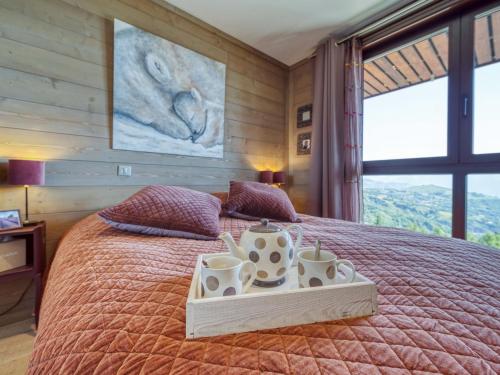 - une chambre avec un lit et un plateau/bouilloire dans l'établissement Apartment Apollo-4 by Interhome, au Corbier