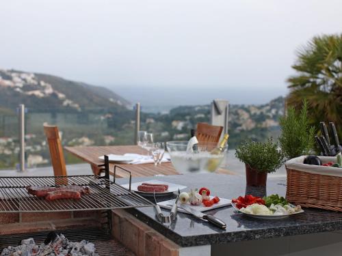 een tafel met borden eten op een grill bij Holiday Home Finca Edel by Interhome in Moraira