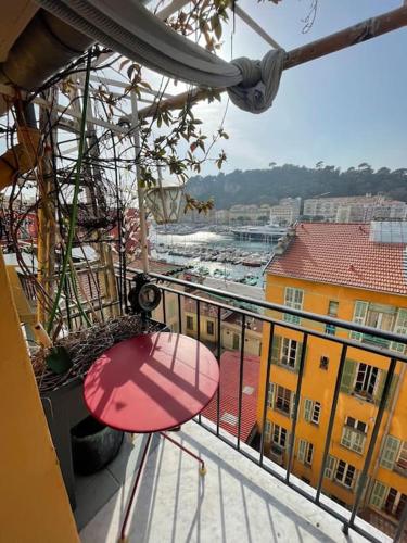 d'un balcon avec une chaise et une vue sur la ville. dans l'établissement Dernier étage port de Nice, à Nice