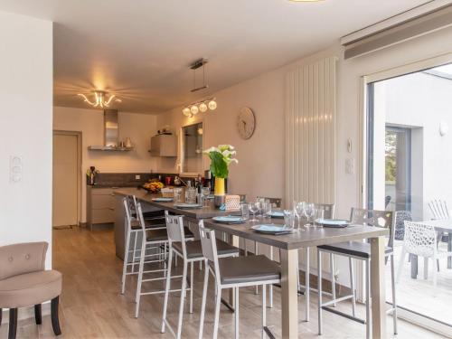une cuisine et une salle à manger avec une table et des chaises dans l'établissement Holiday Home La Villa du Pêcheur by Interhome, à Sibiril