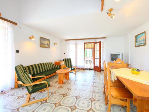 salon z kanapą i stołem w obiekcie Holiday Home Betula by Interhome w mieście Balatonmáriafürdő