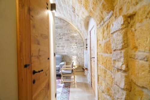 an old hallway with an archway and a door at Terra di Trani in Trani
