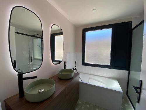 une salle de bain avec deux lavabos et un grand miroir dans l'établissement Elégante maison de ville rénovée, à Toulouse