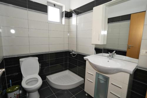 uma casa de banho com um WC e um lavatório em “apHEARTment Gjirokastra” em Gjirokastër