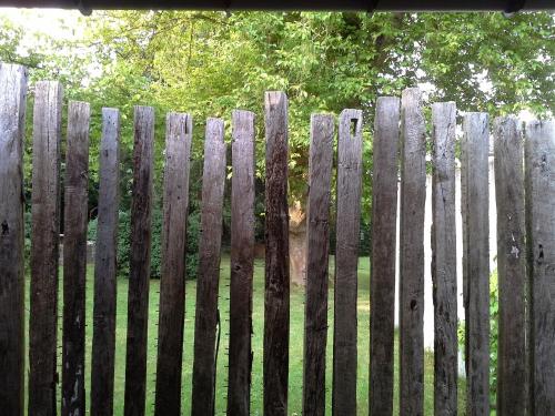 a wooden fence in front of a yard at Rosario in Bever