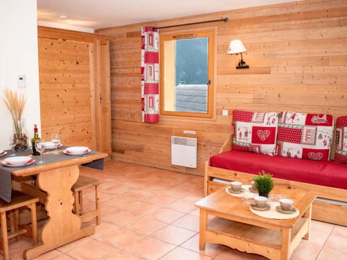 - un salon avec un canapé rouge et une table dans l'établissement Studio Uvernet-Fours, 1 pièce, 4 personnes - FR-1-504-263, à Uvernet