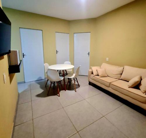 Een zitgedeelte bij Apartamento Praia do Prea