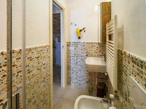 a bathroom with a sink and a mirror and a shower at Ventu de Ma in Vernazza