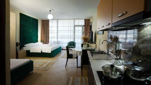 pokój hotelowy z łóżkiem, kuchnią i pokojem w obiekcie Todo apartements w Durrës