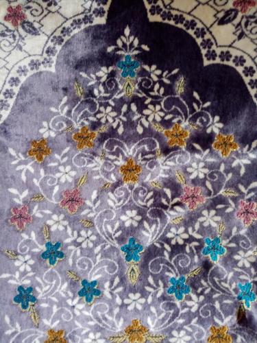 une fermeture d’un motif floral sur un tapis dans l'établissement Beda, à Madīnat as Sādāt