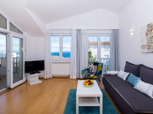 sala de estar con sofá y mesa en Apartment Villa MatAna-1 by Interhome, en Trogir