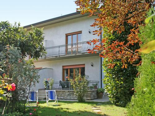 een huis met een balkon en 2 stoelen in de tuin bij Holiday Home Nannini by Interhome in Forte dei Marmi
