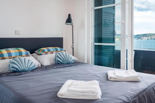 เตียงในห้องที่ Panoramic view Rogoznica