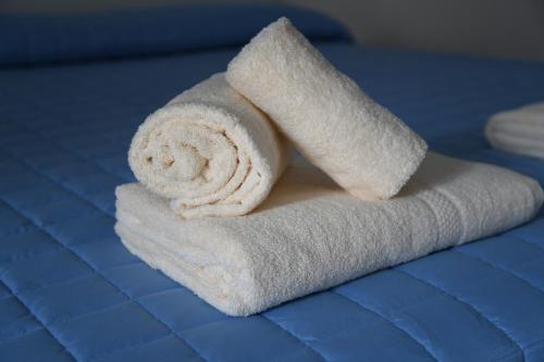 a stack of towels on top of a bed at Il sogno dei mori in Ragusa