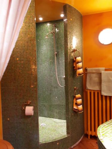 une salle de bain avec une douche avec une porte vitrée dans l'établissement Loft atypique hyper centre à 5mn à pied de la plage de l'Écluse 2 à 4 personnes, à Dinard