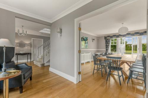 MedbourneにあるPort Hill Houseのテーブルと椅子のあるダイニングルームとリビングルーム