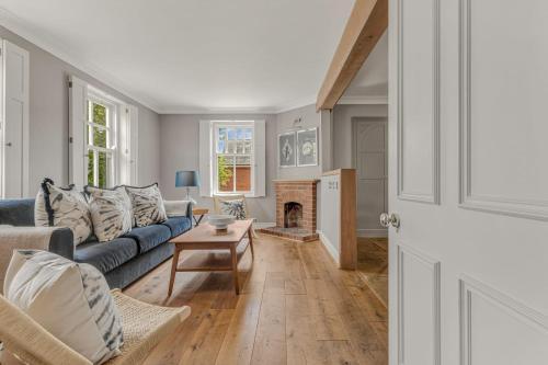 MedbourneにあるPort Hill Houseの青いソファと暖炉のあるリビングルーム