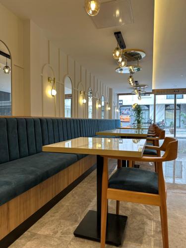 een eetkamer met een tafel en een bank bij Boutique Dedem Hotel Sultanahmet in Istanbul