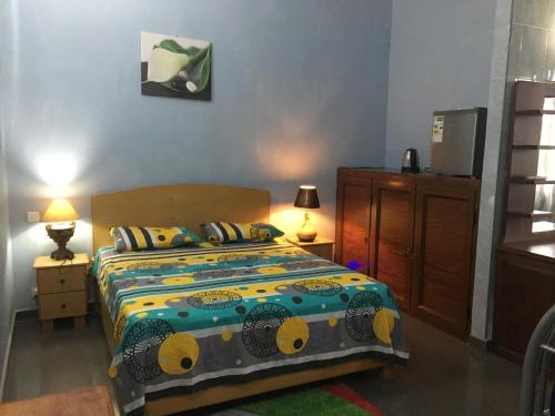 Una cama o camas en una habitación de Anand Villa Guest House