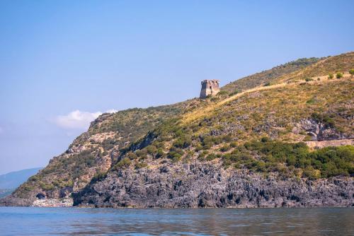 eine Insel im Wasser mit einem Schloss darauf in der Unterkunft Villa delle Muse da Imma in Palinuro