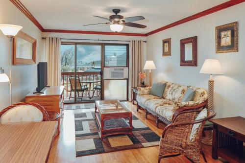 - un salon avec un canapé et une table dans l'établissement Banyan Harbor Resort, à Lihue