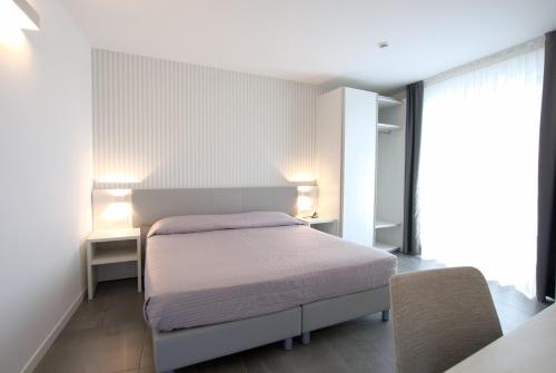 Una cama o camas en una habitación de Hotel Paris