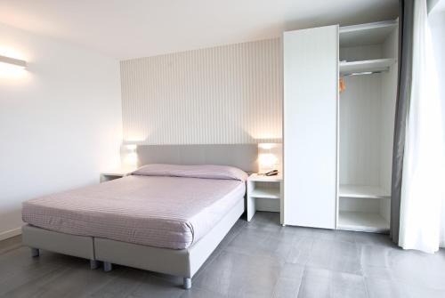 Una cama o camas en una habitación de Hotel Paris