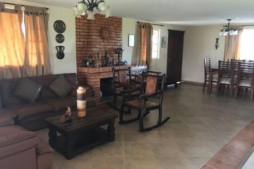 Χώρος καθιστικού στο Villa Monterrey- Mesa de Los Santos